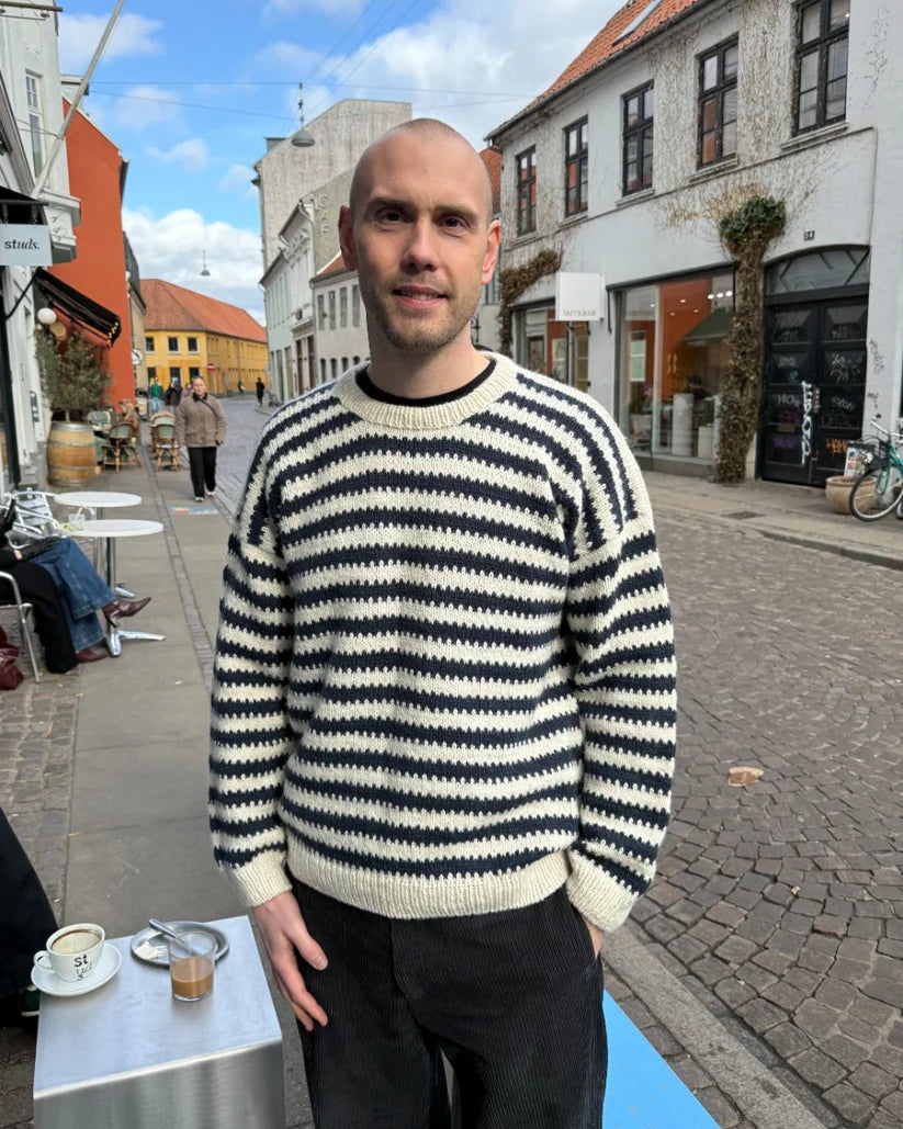 Kuvassa on PetiteKnit Otto Sweater Man -neule ja sen ohje (pattern).
