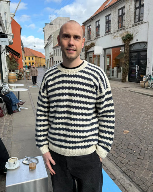 Kuvassa on PetiteKnit Otto Sweater Man -neule ja sen ohje (pattern).
