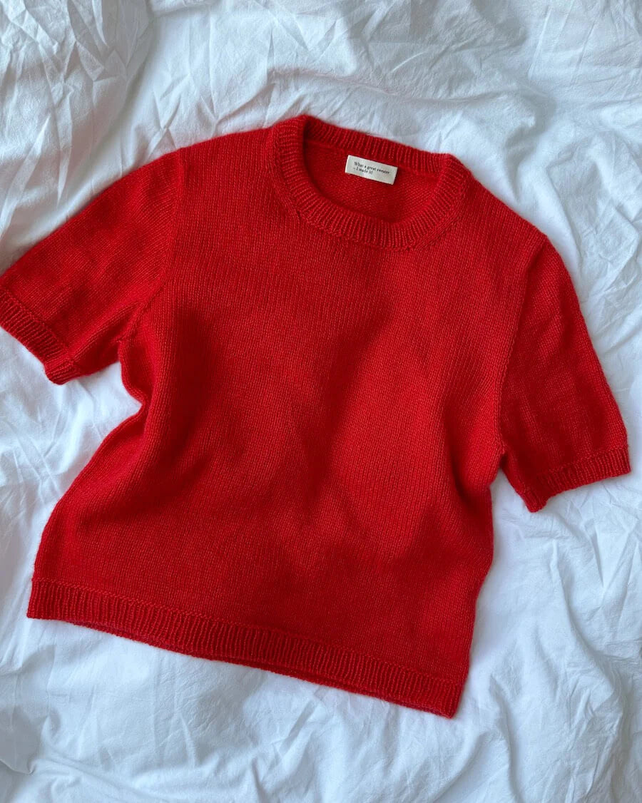 Kuvassa on PetiteKnit Poppy Tee -neuleen ohje (Armi Yarns).