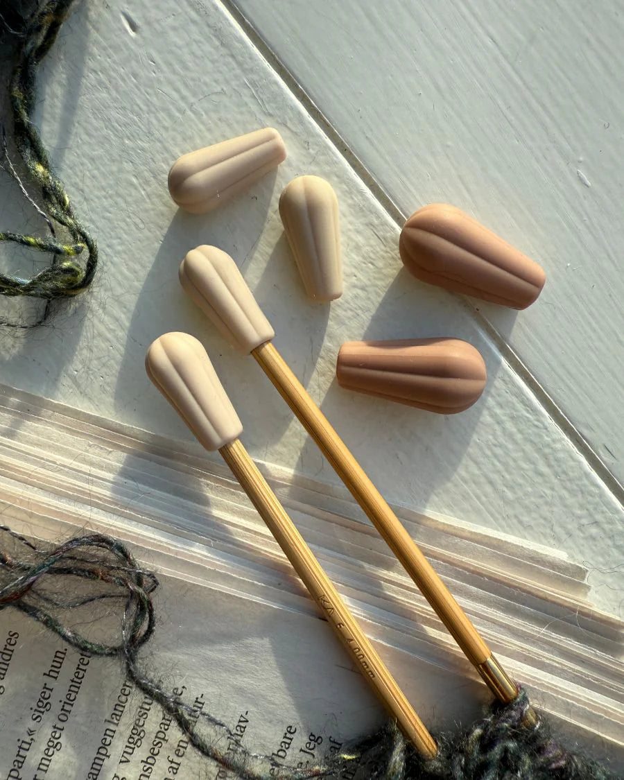 Kuvassa on PetiteKnit puikkostopparit (point protectors).