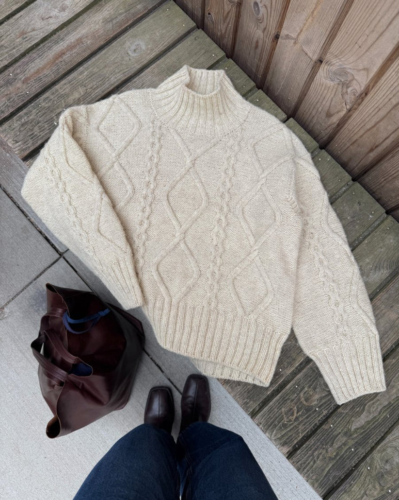Kuvassa on PetiteKnit Saga Sweater -neuleen ohje (pattern).