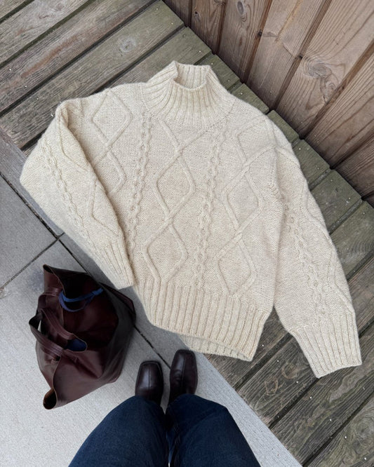 Kuvassa on PetiteKnit Saga Sweater -neuleen ohje (pattern).