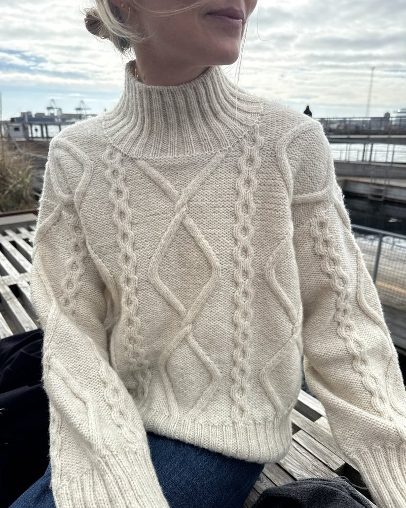 Kuvassa on PetiteKnit Saga Sweater -neuleen ohje (pattern).