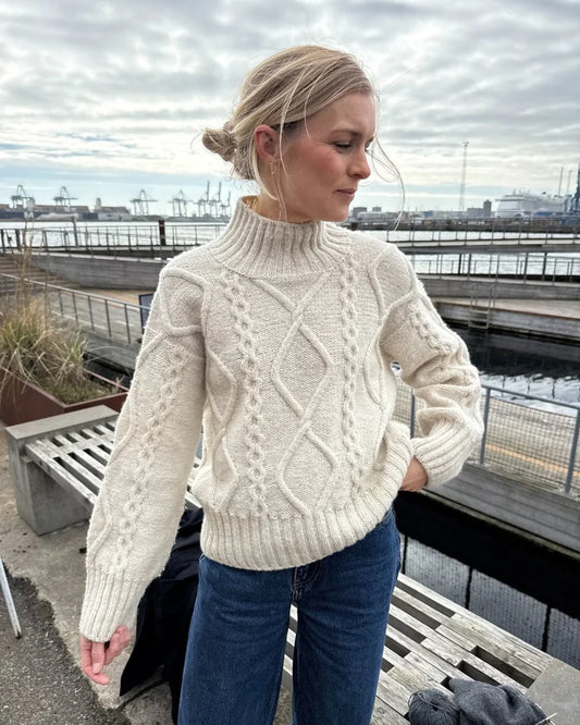 Kuvassa on PetiteKnit Saga Sweater -neuleen ohje (pattern).
