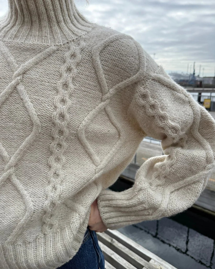Kuvassa on PetiteKnit Saga Sweater -neuleen ohje (pattern).
