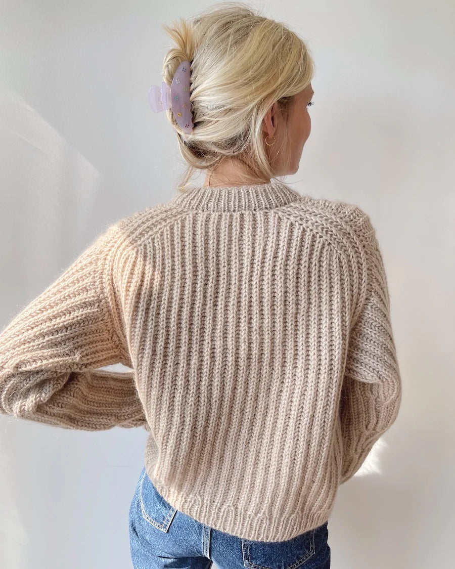 Kuvassa on PetiteKnit September Sweater -neuleen ohje (Armi Yarns).