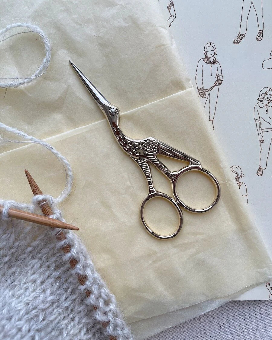 Kuvassa on PetiteKnitin haikarasakset (stork scissors).