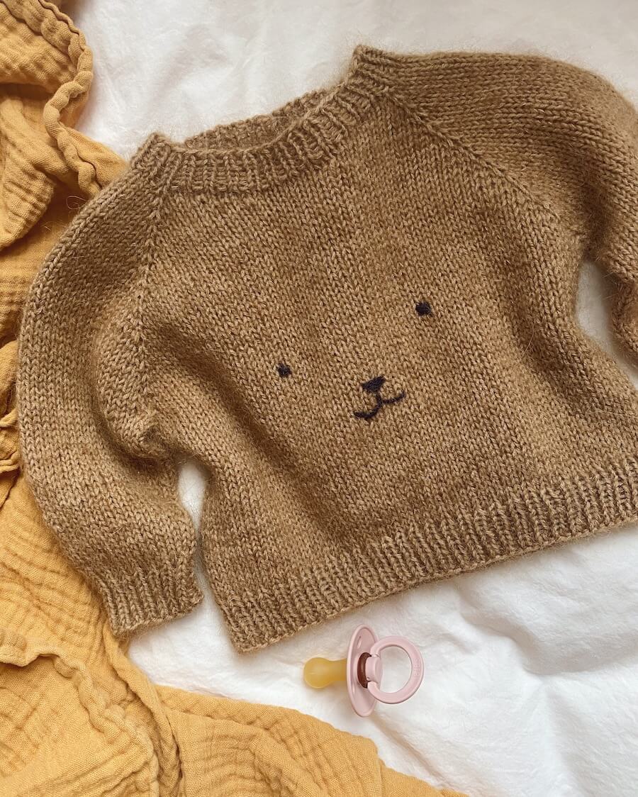 Kuvassa on PetiteKnit Teddy Bear Sweater -neuleen ohje.