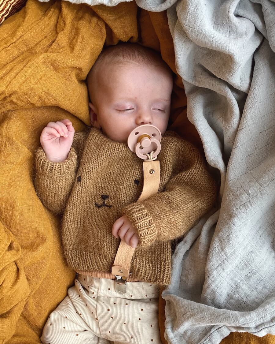  Kuvassa on PetiteKnit Teddy Bear Sweater -neuleen ohje.