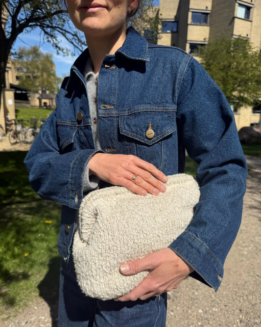 Kuvassa on PetiteKnit Teddy Clutch -laukku ja sen ohje (pattern).