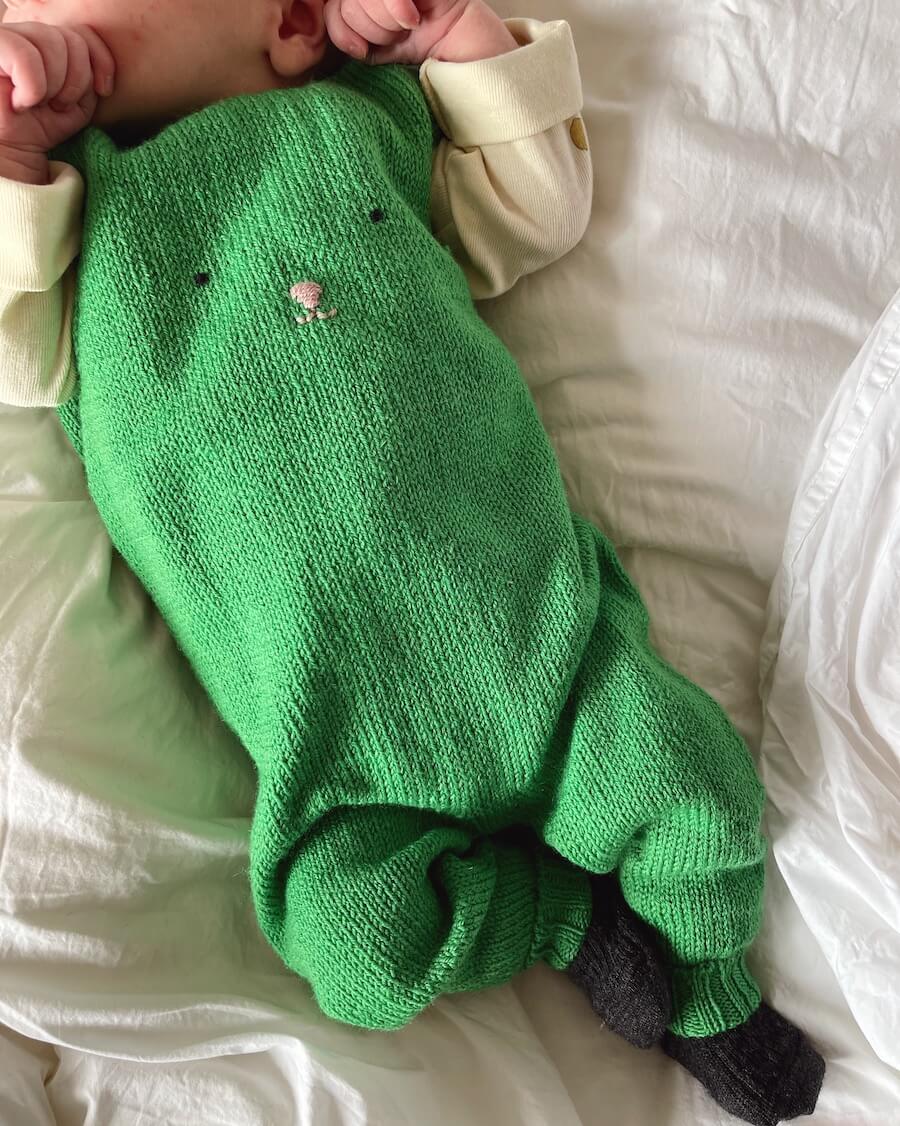 Kuvassa on PetiteKnit Teddy Pants -neuleen ohje (pattern).