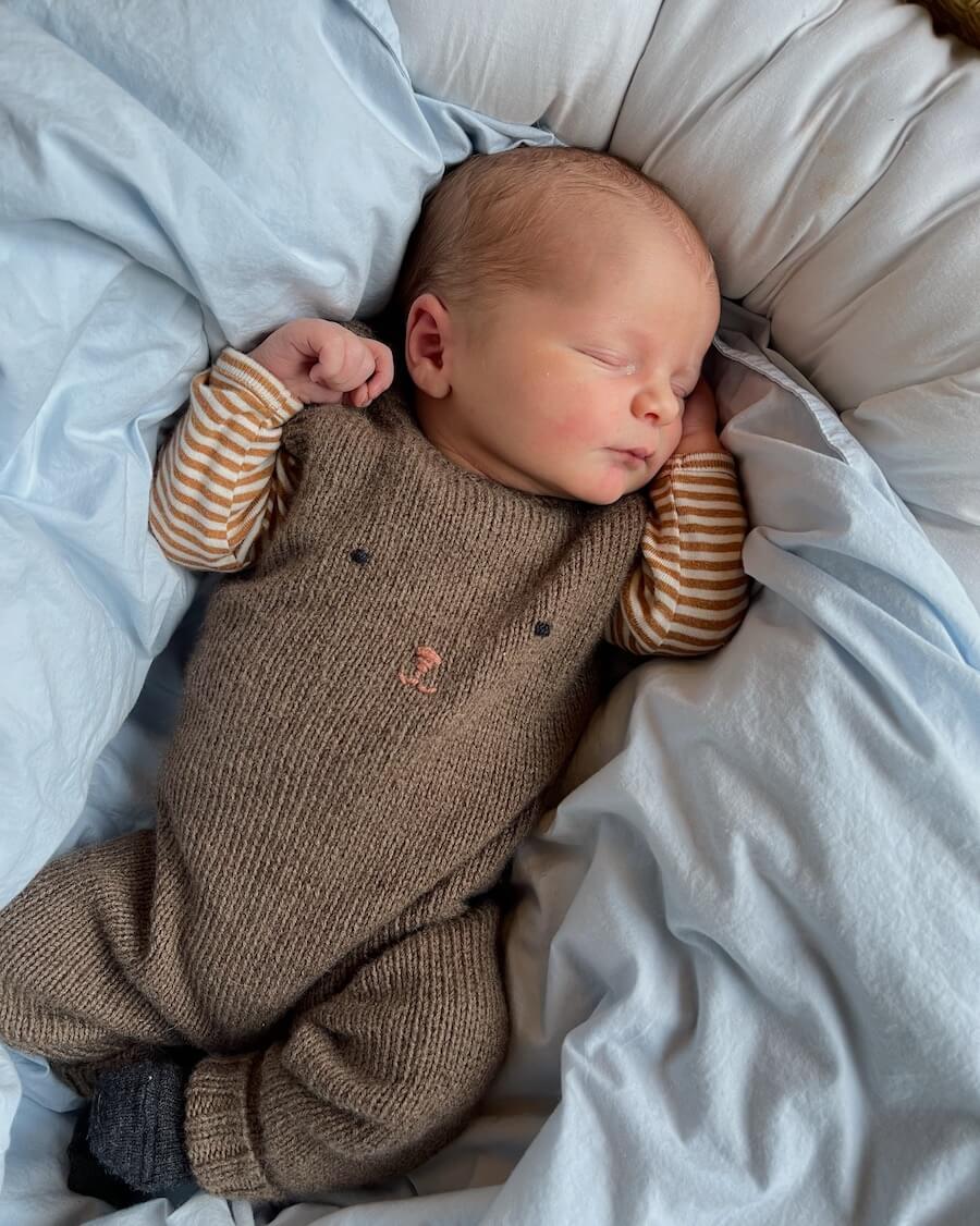 Kuvassa on PetiteKnit Teddy Pants -neuleen ohje (pattern).