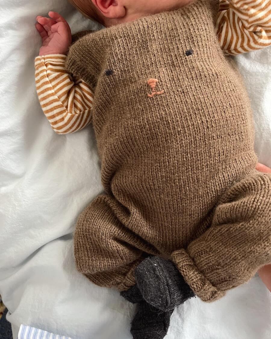 Kuvassa on PetiteKnit Teddy Pants -neuleen ohje (pattern).