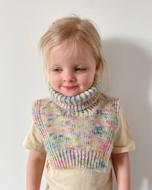 Kuvassa on PetiteKnit Terrazzo Neck Junior -neuleohje (pattern).