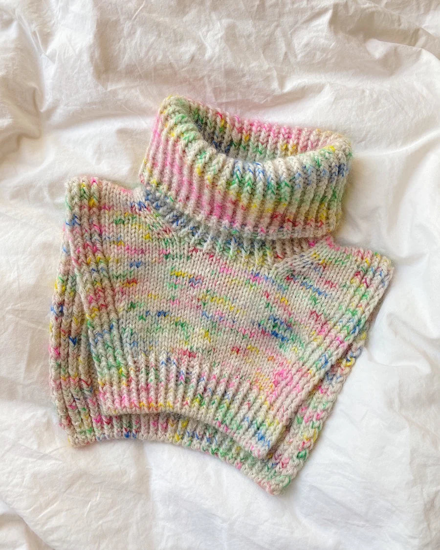 Kuvassa on PetiteKnit Terrazzo Neck Junior -neuleohje (pattern).