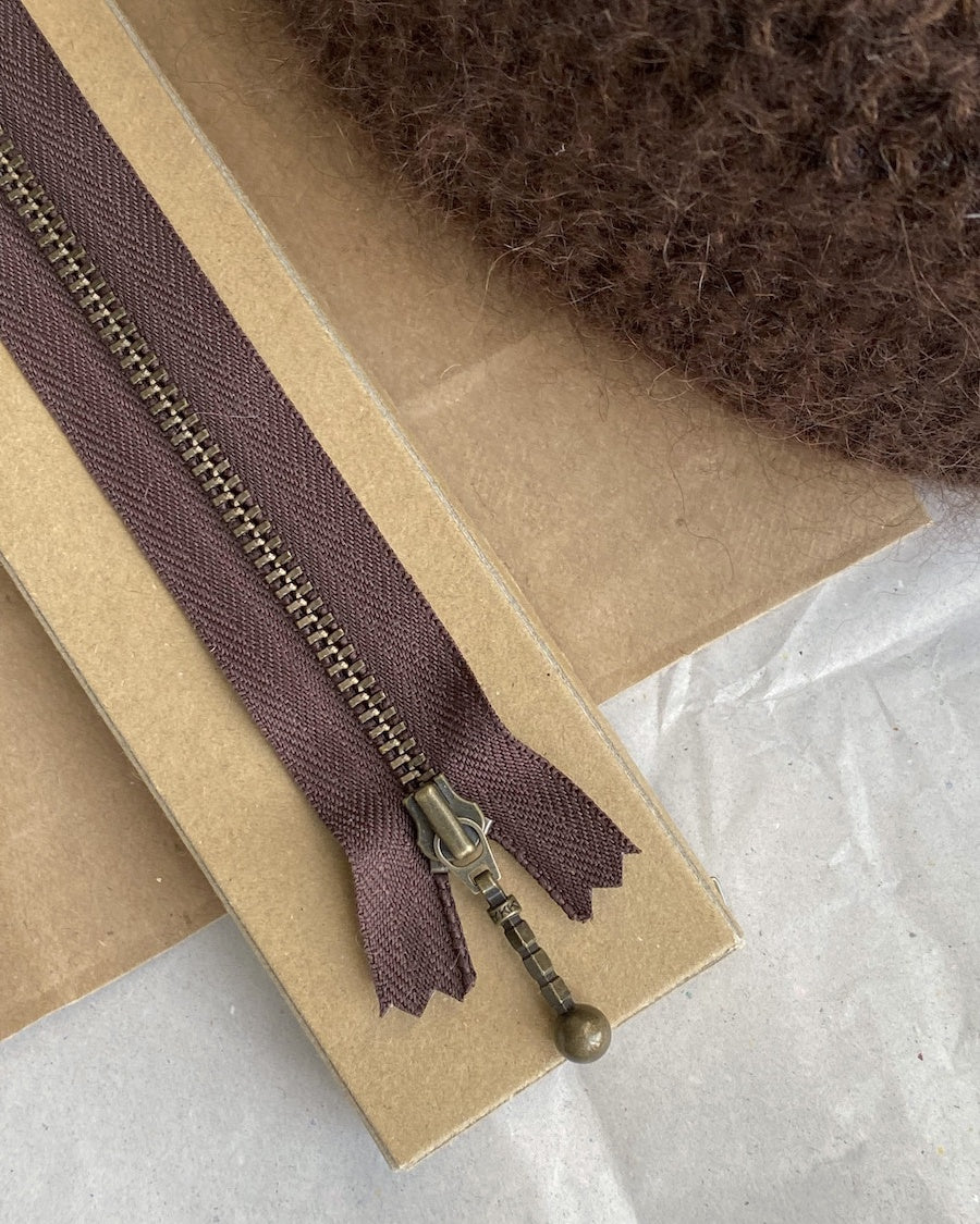 Kuvassa on PetiteKnit vetoketju (zipper) 17cm värissä Chocolate Brown.