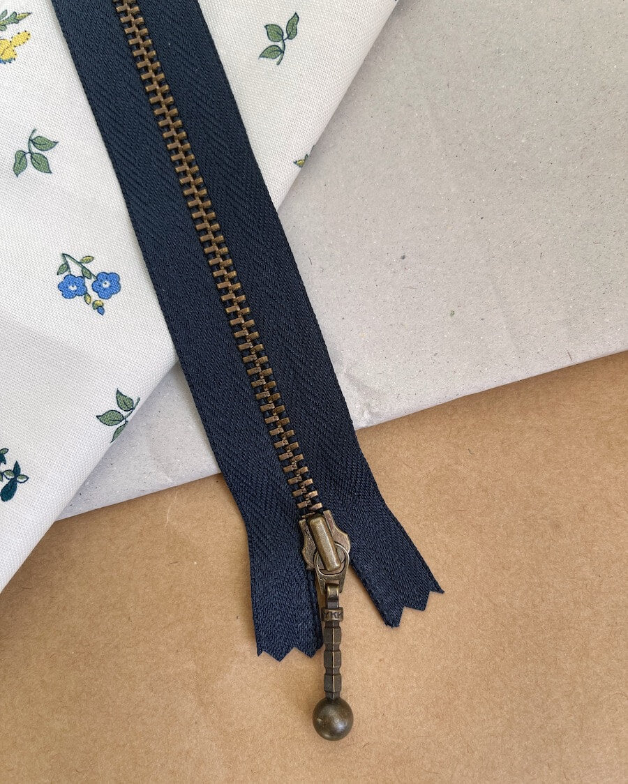 Kuvassa on PetiteKnit vetoketju (zipper) 17cm värissä Navy.