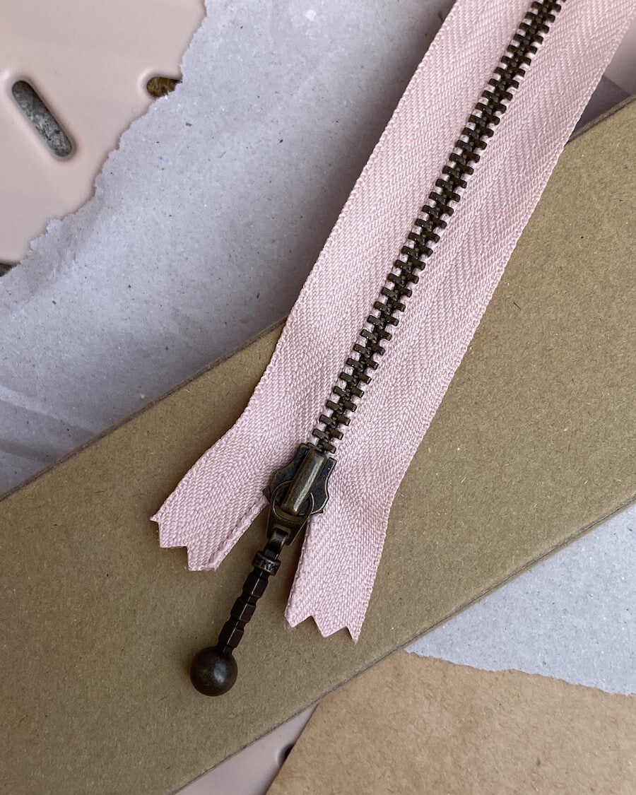Kuvassa on PetiteKnit vetoketju (zipper) 17cm värissä Powder pink.