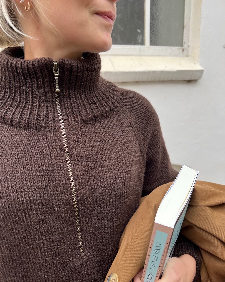 Kuvassa on PetiteKnit Zipper Sweater light -neuleen ohje.