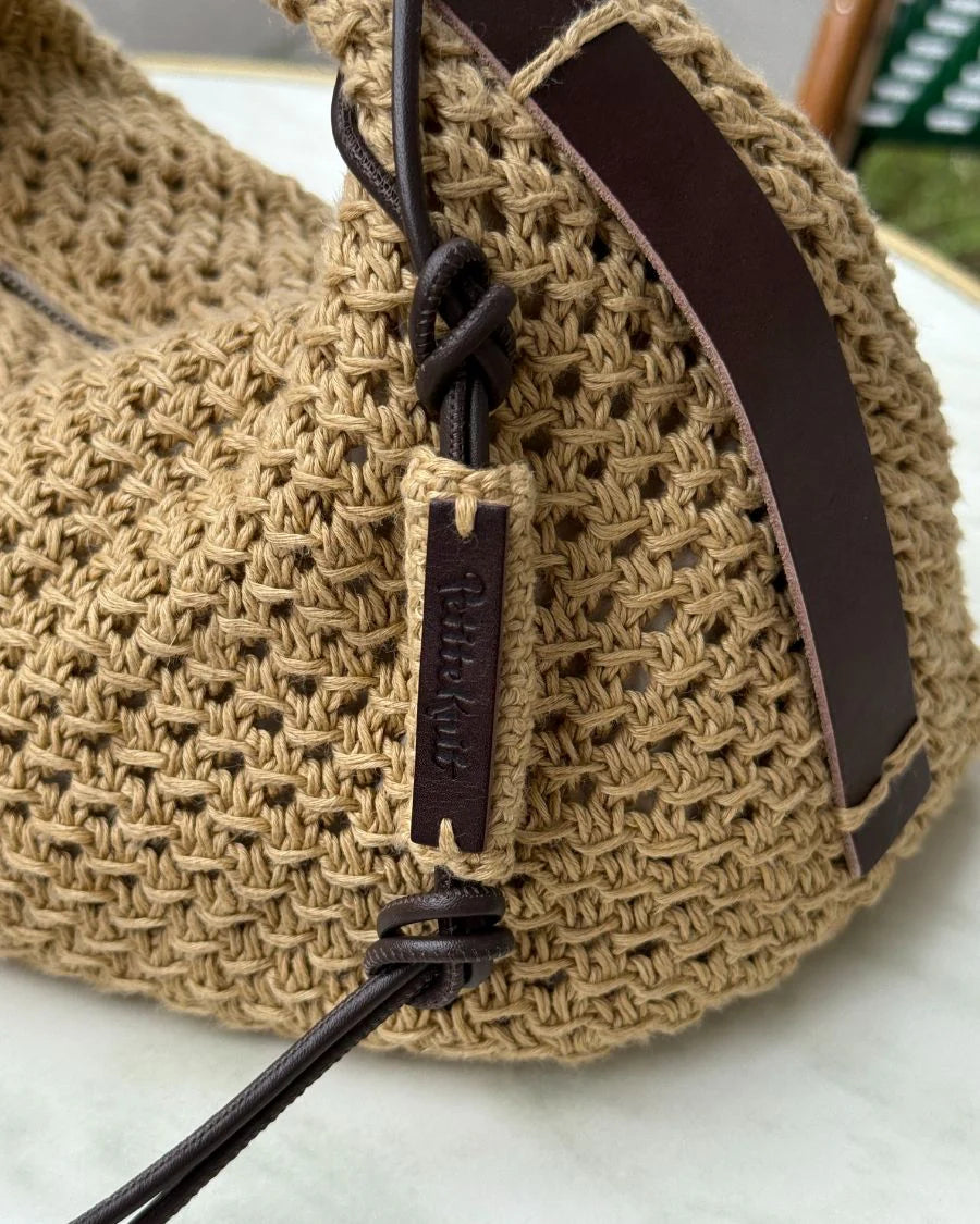 Kuvassa on PetiteKnitin nahkainen koriste Juno Bag -laukkuun (bag charm for Juno Bag).