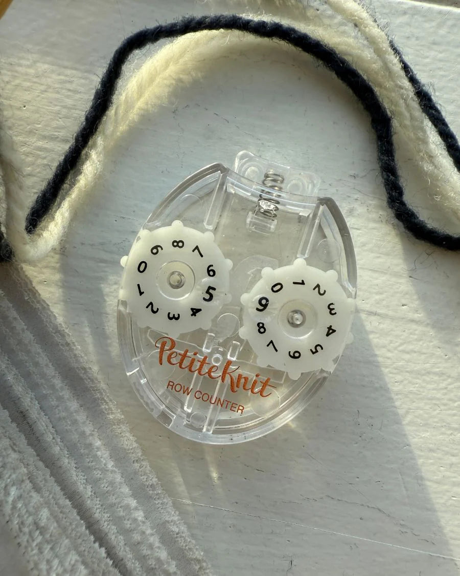 Kuvassa on PetiteKnit rivilaskuri (row counter).