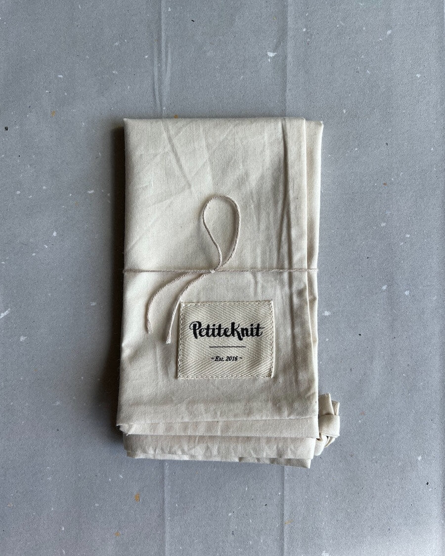 Kuvassa on PetiteKnit neulojan projektipussukka (Knitter's String Bag).