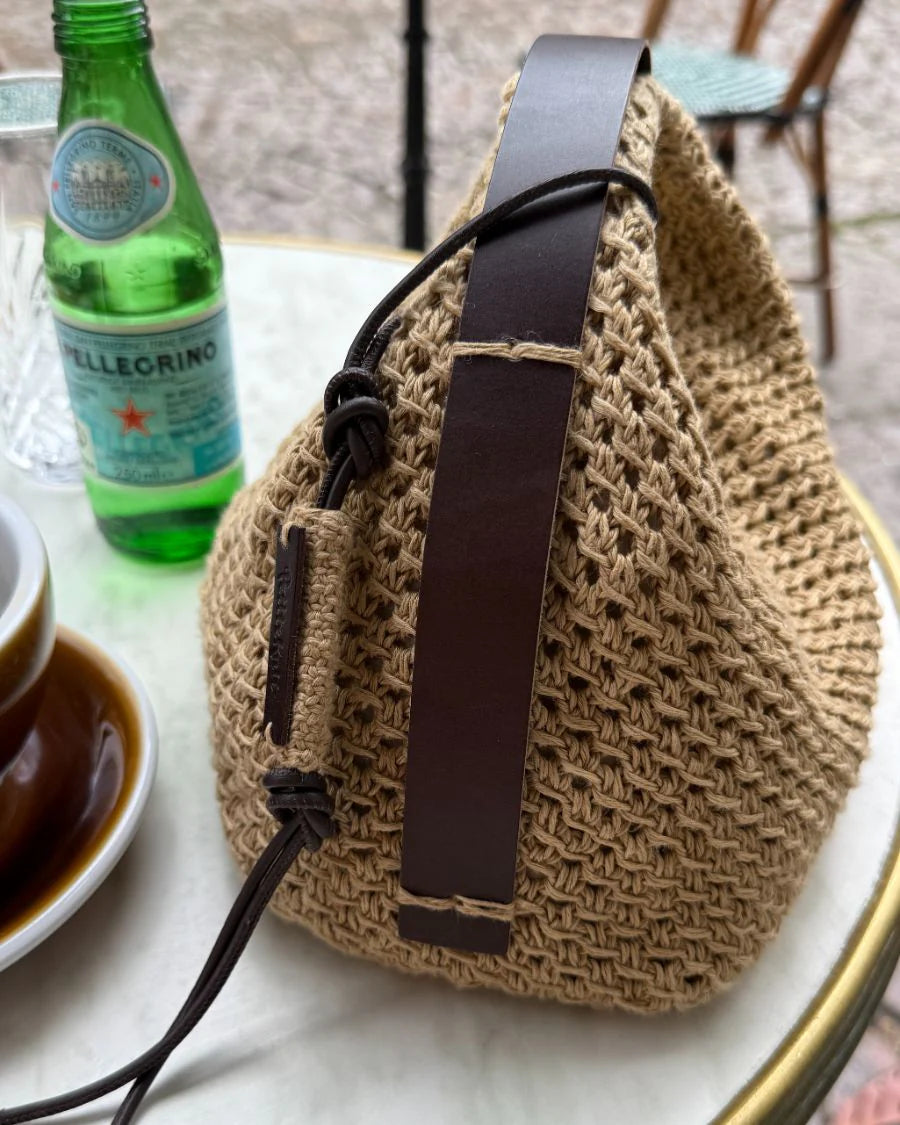 Kuvassa on PetiteKnitin nahkainen olkahihna Juno Bag -laukkuun (leather strap for Juno Bag).