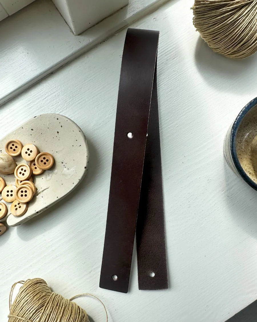 Kuvassa on PetiteKnitin nahkainen olkahihna Juno Bag -laukkuun (leather strap for Juno Bag).