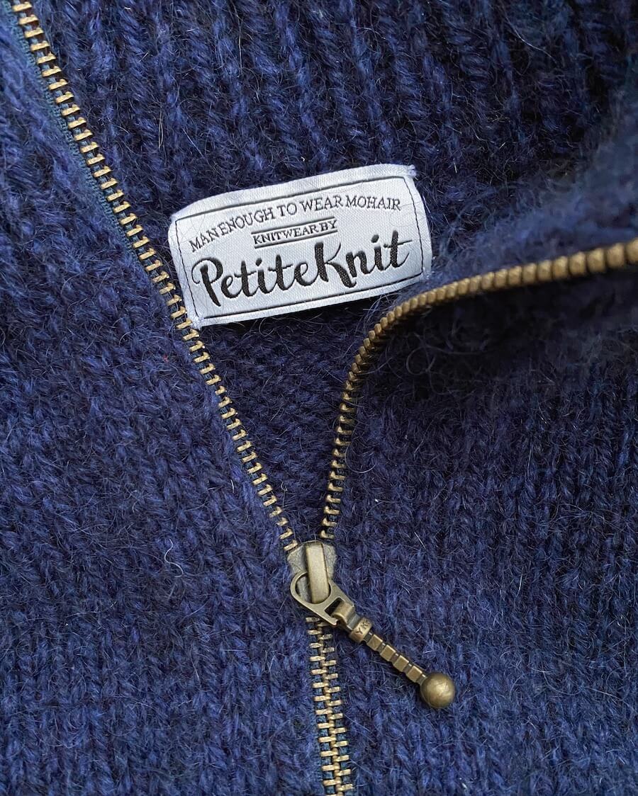 Kuvassa on PetiteKnit vetoketju (zipper) mallissa Zippersweater.
