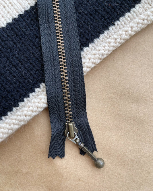 Kuvassa on PetiteKnit vetoketju (zipper) 14cm värissä Black.