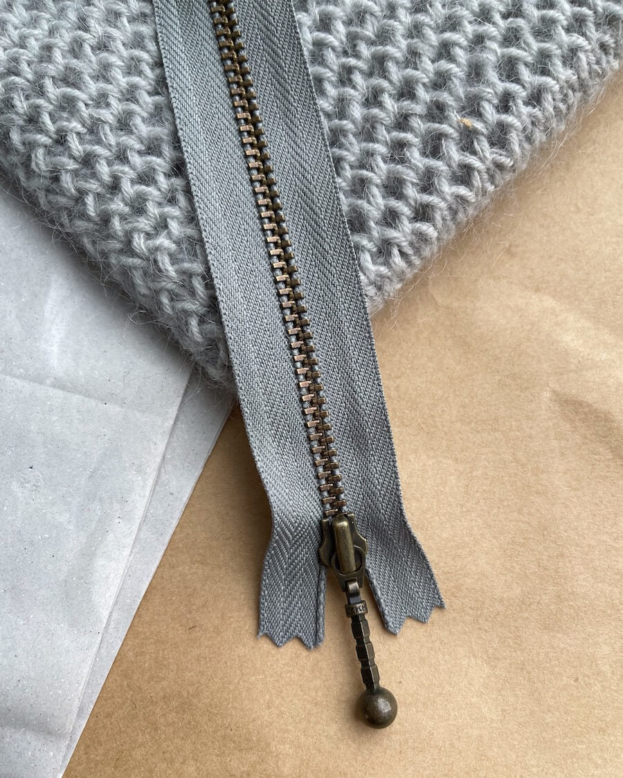 Kuvassa on PetiteKnit vetoketju (zipper) 14cm värissä Flint.