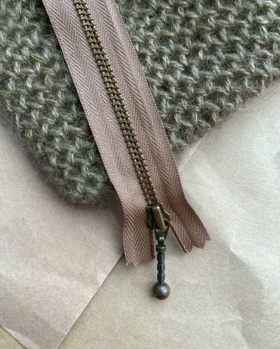 Kuvassa on PetiteKnit vetoketju (zipper) 14cm värissä Hazelnut.