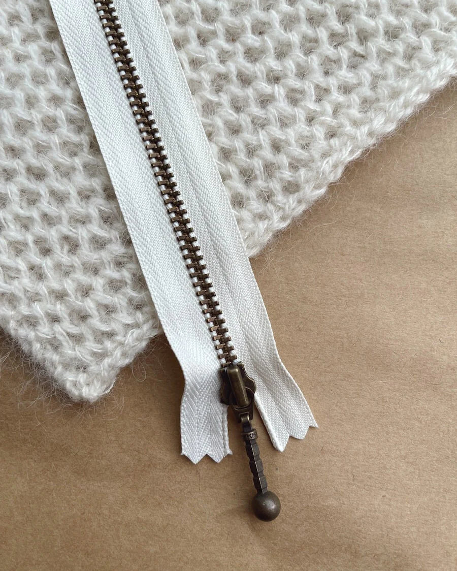Kuvassa on PetiteKnit vetoketju (zipper) 14cm värissä Mother of pearl.