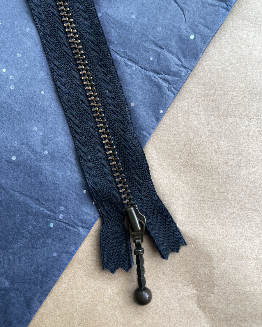 Kuvassa on PetiteKnit vetoketju (zipper) 14cm värissä Navy.