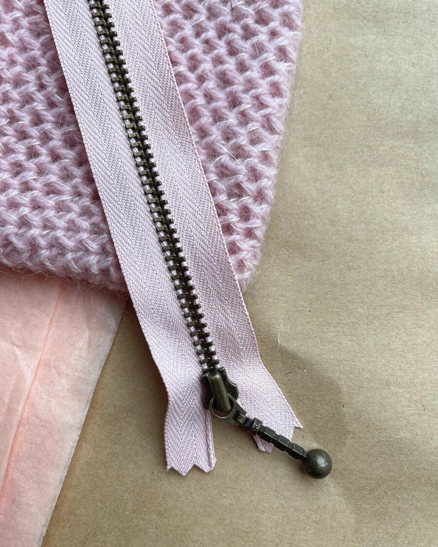 Kuvassa on PetiteKnit vetoketju (zipper) 14cm värissä Powder pink.