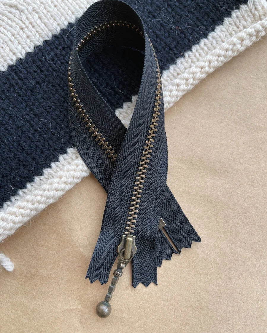 Kuvassa on PetiteKnit vetoketju (zipper) 23cm värissä Black.