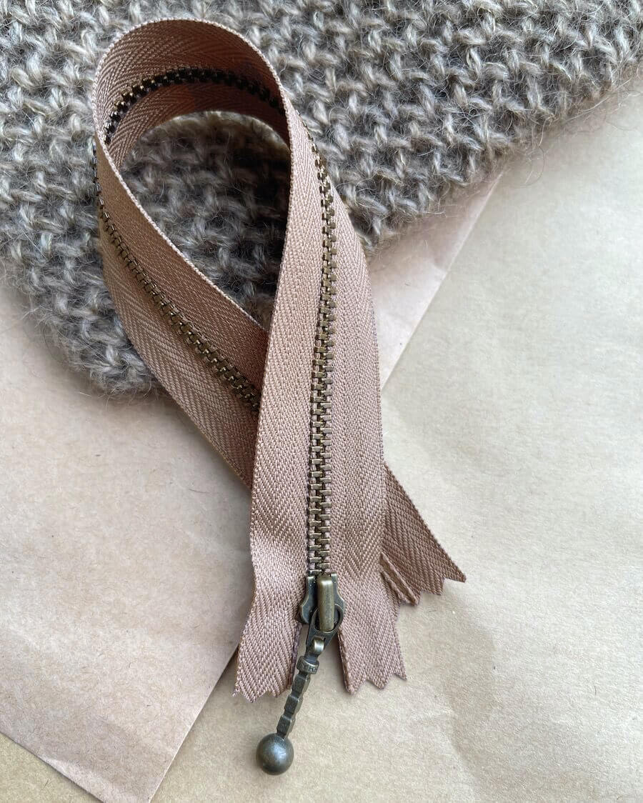Kuvassa on PetiteKnit vetoketju (zipper) 23cm värissä Hazelnut.