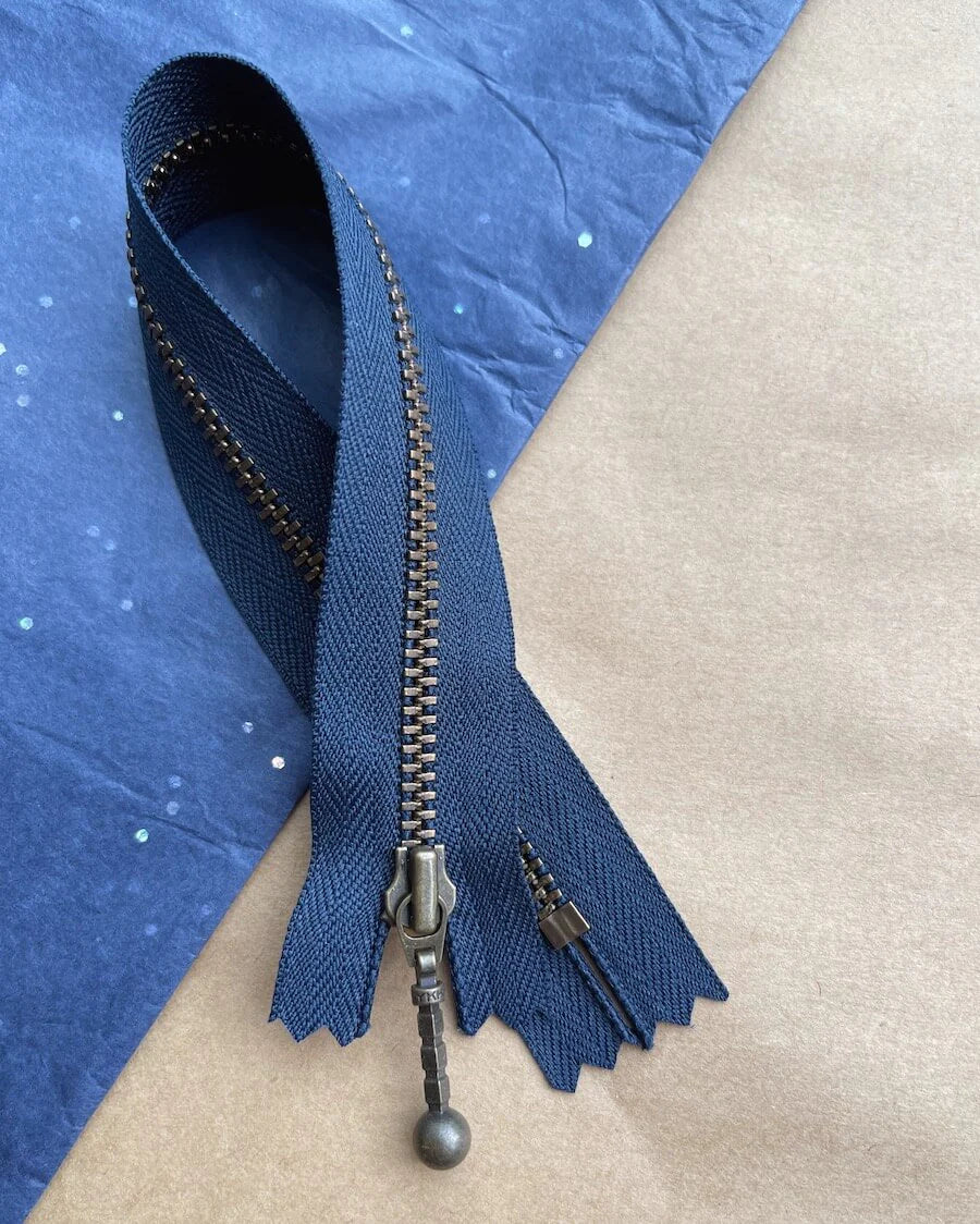 Kuvassa on PetiteKnit vetoketju (zipper) 23cm värissä Navy.