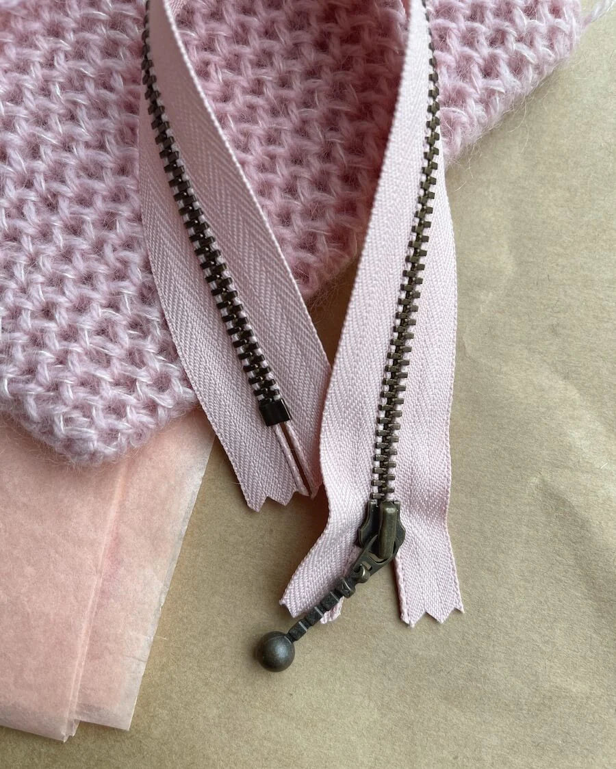 Kuvassa on PetiteKnit vetoketju (zipper) 23cm värissä Powder pink.
