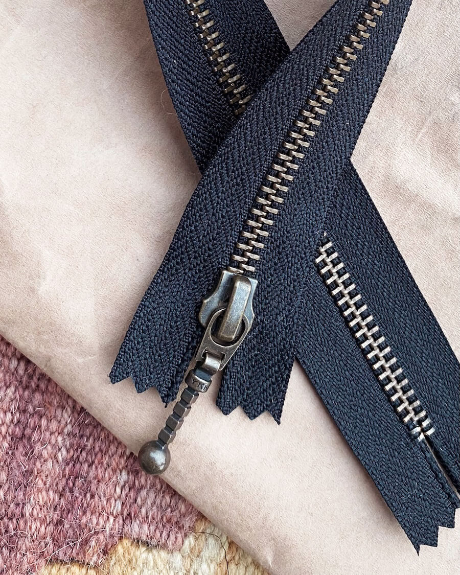 Kuvassa on PetiteKnit vetoketju (zipper) 35cm värissä Black.