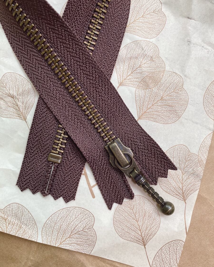 Kuvassa on PetiteKnit vetoketju (zipper) 35cm värissä Chocolate brown.