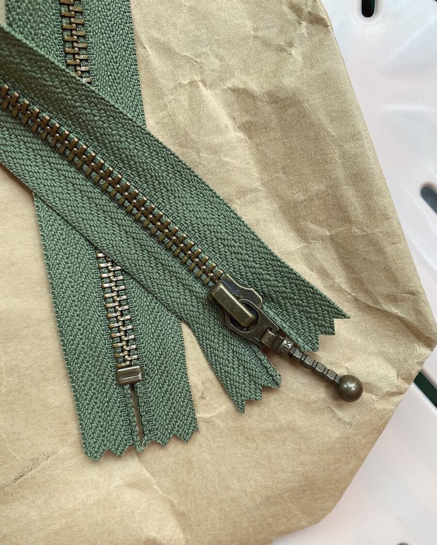 Kuvassa on PetiteKnit vetoketju (zipper) 35cm värissä Hunter Green.