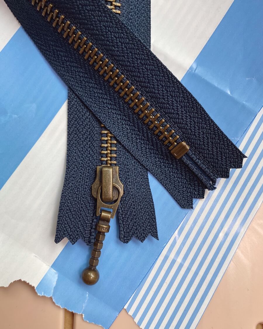 Kuvassa on PetiteKnit vetoketju (zipper) 35cm värissä Navy.