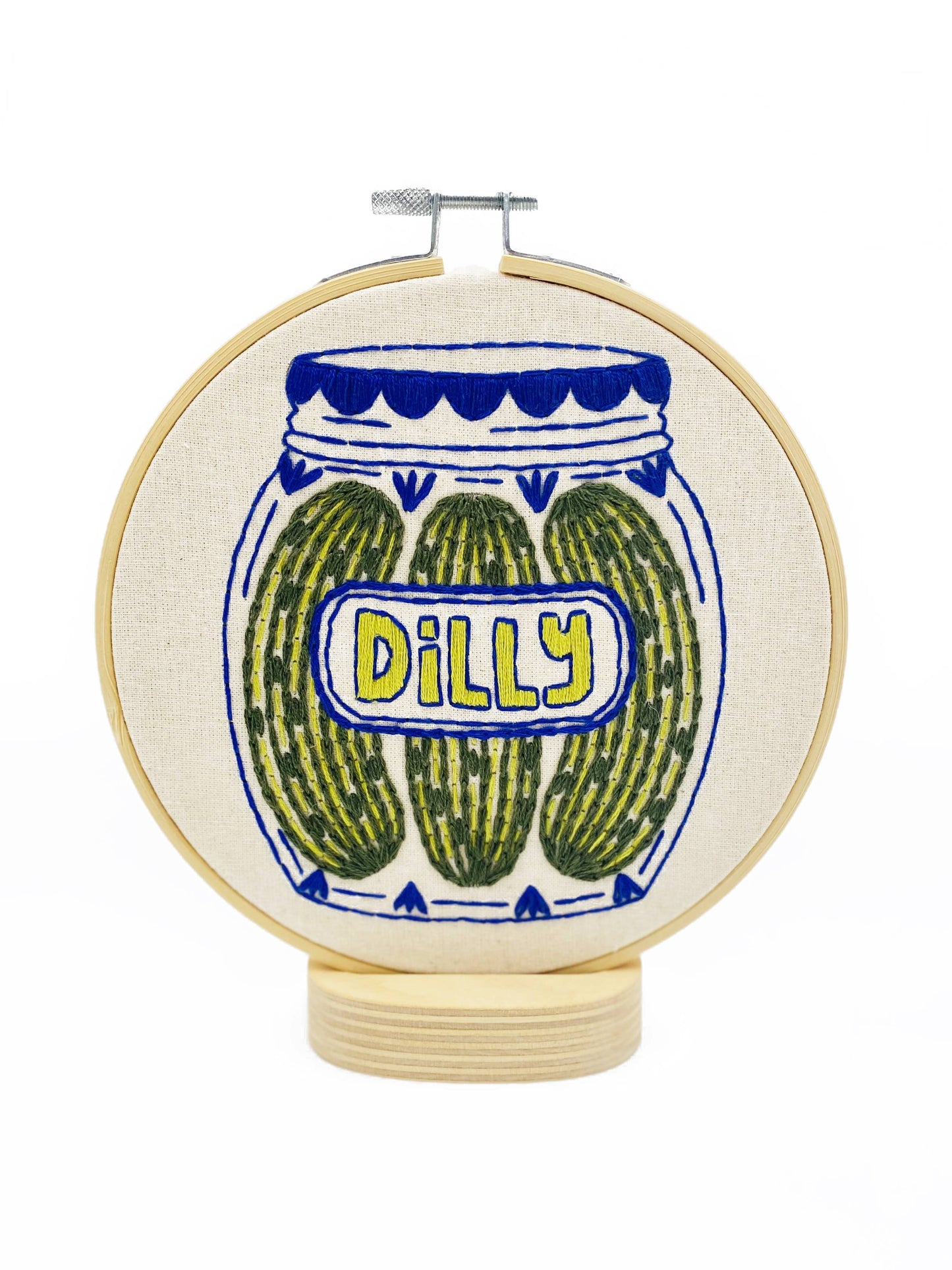 Kuvassa on Pickles-aiheinen kirjontasetti (embroidery kit).