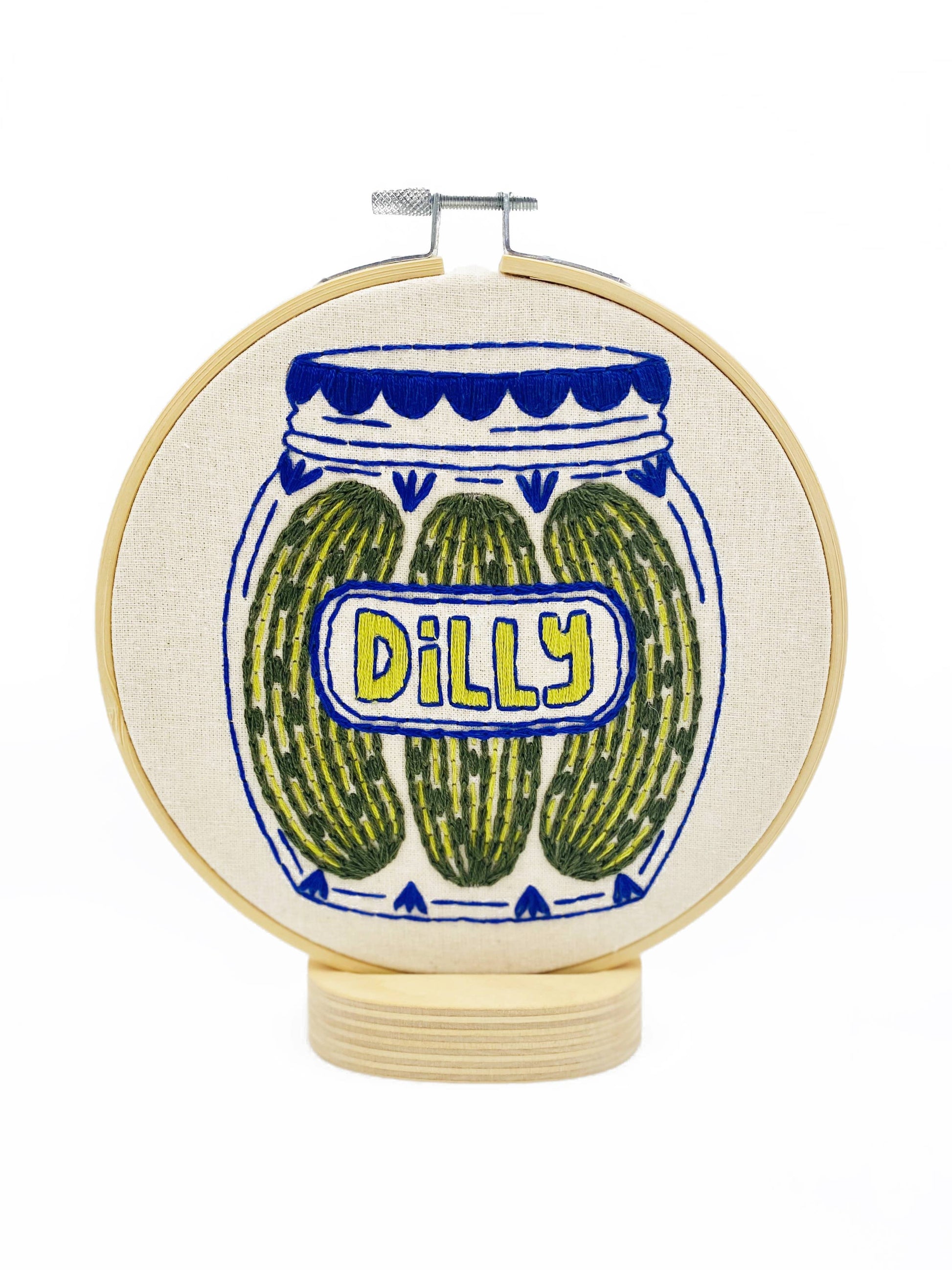 Kuvassa on Pickles-aiheinen kirjontasetti (embroidery kit).