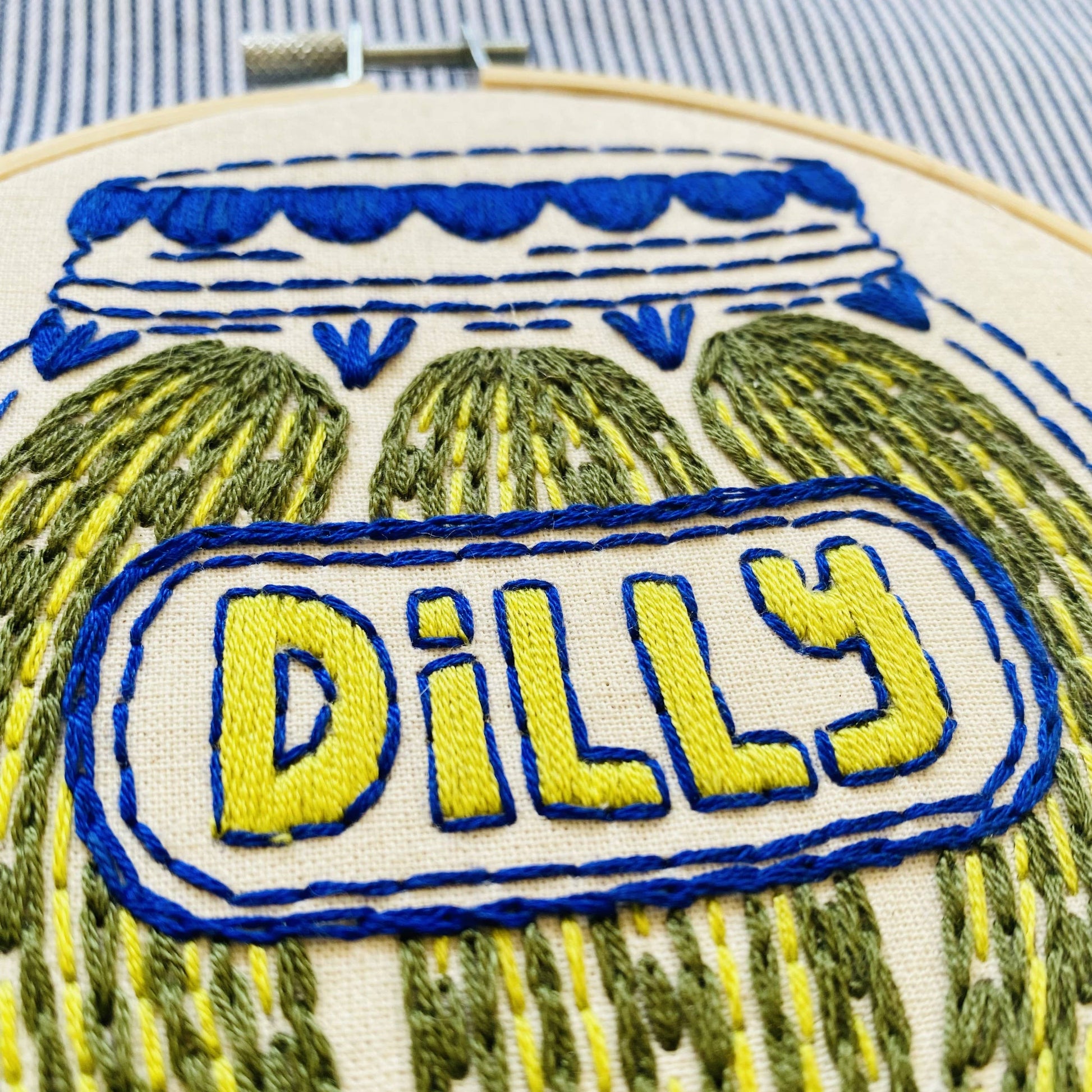 Kuvassa on Pickles-aiheinen kirjontasetti (embroidery kit).