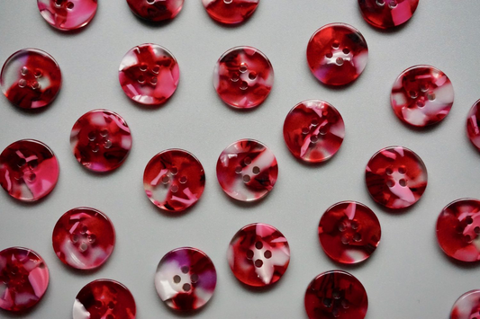 Kuvassa on Pigeon Wishes Cherry bomb -nappeja (buttons).