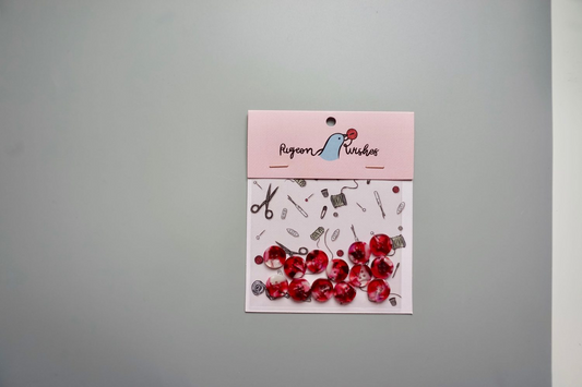 Kuvassa on Pigeon Wishes Cherry bomb -nappeja (buttons).