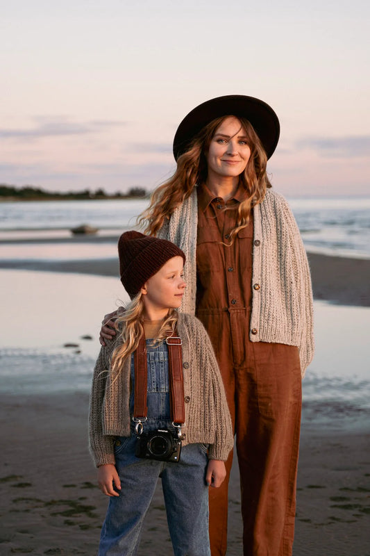 Kuvassa on Ronja Hakalehdon Kiertoteitä – 17 neuletta matkan varrelta -neulekirja (book).