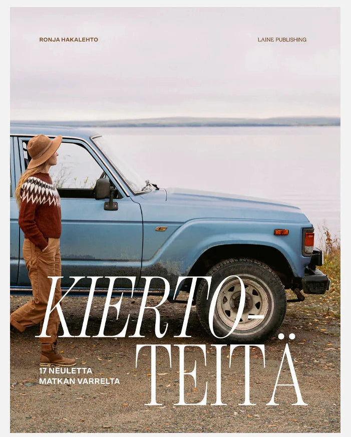 Kuvassa on Ronja Hakalehdon Kiertoteitä – 17 neuletta matkan varrelta -neulekirja (book).